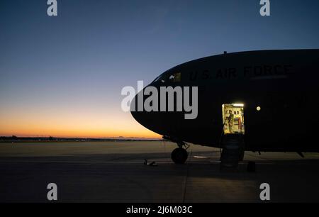 Un C-17 Globemaster III è ispezionato mentre il sole sorge alla Stazione Navale di Rota, Spagna, 4 aprile 2022. Come unica presenza Air Mobility Command di NAVSTA Rota, l'AMS 725th fornisce supporto per il comando e il controllo, la manutenzione e il trasporto aereo per tutti gli aerei U.S. Transportation Command che transitano attraverso la base. (STATI UNITI Air Force foto di Senior Airman Faith Schaefer) Foto Stock