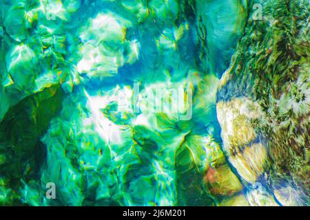 Incredibile acqua turchese blu e grotta calcarea Sinkhole cenote Tajma ha Tajmaha a Puerto Aventuras Quintana Roo Messico. Foto Stock