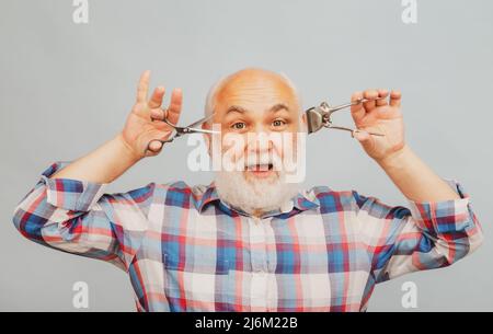 Forbici Barber e regolacapelli con rasoio diritto, negozio di barbiere Vintage, rasatura. Ritratto vecchio barbuto uomo. Barbiere d'epoca. Foto Stock