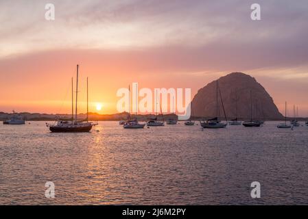 Tramonto costiero in una serata di aprile. Morro Bay, California, Stati Uniti. Foto Stock