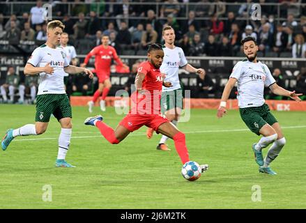 MOENCHENGLADBACH, 3 maggio 2022 (Xinhua) -- Christopher Nkunku (C) di Lipsia spara durante la partita di calcio tedesca di prima divisione Bundesliga tra Borussia Moenchengladbach e RB Leipzig a Moenchengladbach, Germania, 2 maggio 2022. (Foto di Ulrich Hufnagel/Xinhua) Foto Stock