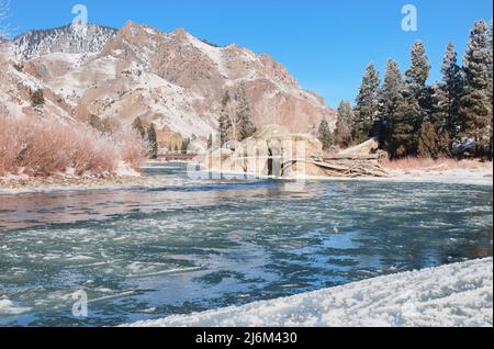 Il fiume Salmon ghiacciato scorre in una giornata fredda nell'Idaho, Stati Uniti d'America Foto Stock