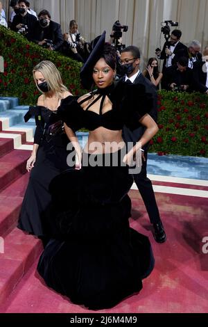 New York, Stati Uniti. 02nd maggio 2022. Normanni partecipa al Met Gala, New York, USA. Credit: Jennifer Greylock/Alamy Live News Foto Stock