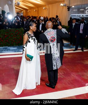 Il sindaco di New York Eric Adams arriva sul tappeto rosso per il Met Gala al Metropolitan Museum of Art celebrando l'apertura del Costume Institute di "in America: An Antology of Fashion" a New York City lunedì 2 maggio 2022. Foto di John Angelillo/UPI Foto Stock