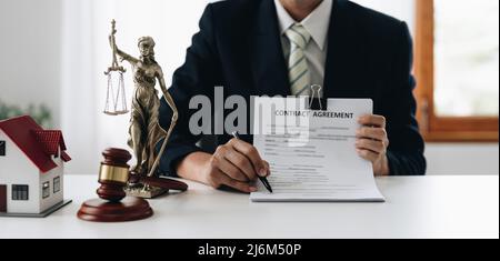 concetto di legge, avvocato donna che si apposta penna con contratto o documento di accordo al cliente per la firma in tribunale legale Foto Stock