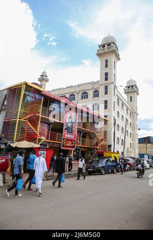 Kenyans camminano oltre un grande banner con il ritratto del direttore di Liverpool Jürgen Klopp che desidera mussulmani un felice Eid al complesso di shopping Anfield lungo la strada di Digo a Majengo. I musulmani in Kenya celebrano Eid-UL-Fitr che segna la fine del mese Santo del Ramadhan. Foto Stock