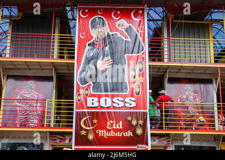 Un grande banner con il ritratto del direttore di Liverpool Jürgen Klopp, che desidera ai musulmani un felice Eid al complesso commerciale Anfield lungo la strada del digo a Majengo. I musulmani in Kenya celebrano Eid-UL-Fitr che segna la fine del mese Santo del Ramadhan. (Foto di Bonifacio Muthoni / SOPA Images/Sipa USA) Foto Stock