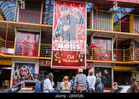 Kenyans seduti vicino a un grande banner con il ritratto del direttore di Liverpool Jürgen Klopp, che desidera musulmani un felice Eid al complesso commerciale Anfield lungo la strada di Digo a Majengo. I musulmani in Kenya celebrano Eid-UL-Fitr che segna la fine del mese Santo del Ramadhan. (Foto di Bonifacio Muthoni / SOPA Images/Sipa USA) Foto Stock