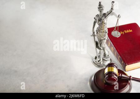 Sacra bibbia, Gavel del giudice e statuetta di Themis su sfondo bianco. Simboli della giustizia americana. Libertà, democrazia, costituzione, diritto penale. t Foto Stock