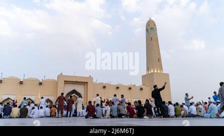 Doha, Qatar- Maggio 02,2022 : persone che frequentano la preghiera di Eid all'Abdual wahab masjid in Qatar Foto Stock