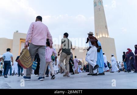 Doha, Qatar- Maggio 02,2022 : persone che frequentano la preghiera di Eid all'Abdual wahab masjid in Qatar Foto Stock