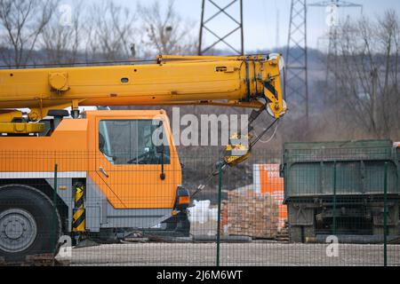 Gru di sollevamento mobile per impieghi gravosi in cantiere Foto Stock