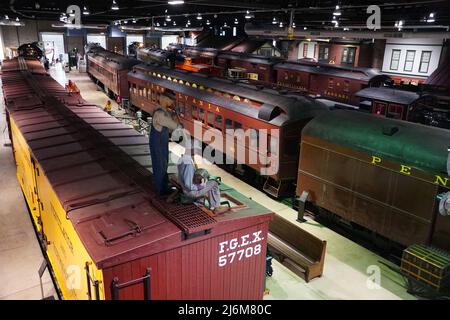 Strasburg, Pennsylvania, U.S.A - 26 marzo 2022 - la vista dall'alto del museo ferroviario e dei treni e locomotiva conservati Foto Stock