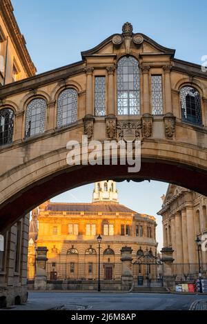 Hertford Bridge e Sheldonian Theatre all'alba in primavera. Oxford, Oxfordshire, Inghilterra Foto Stock