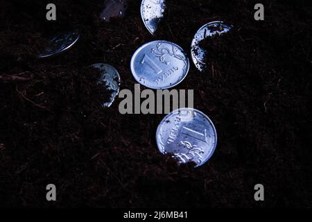 Moneta nel terreno. Soldi sparsi a terra. Il deprezzamento del rublo. La caduta della valuta. Variazione del tasso di cambio. Foto Stock