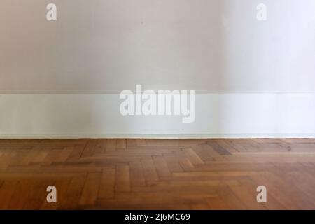 Camera vuota, parquet in legno e muro vuoto, casa interna, spazio copia. Modello di architettura, vista frontale Foto Stock
