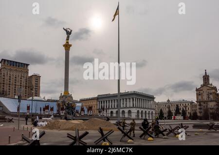 KIEV, UCRAINA 04 marzo. I membri delle forze di sicurezza ucraine sono in piedi da siepi anticarro posti in piazza Maidan Nezalezhnosti per la difesa, mentre l'invasione russa dell'Ucraina continua il 04 marzo 2022 a Kiev, Ucraina. La Russia ha iniziato un'invasione militare dell'Ucraina dopo che il parlamento russo ha approvato i trattati con due regioni in distacco nell'Ucraina orientale. È il più grande conflitto militare in Europa dalla seconda guerra mondiale Foto Stock