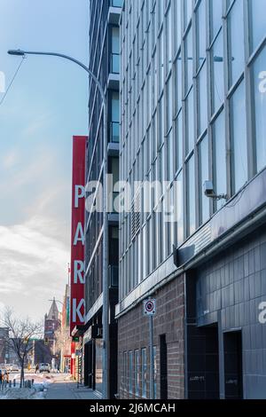 Cartello Multi Level Parking nel centro città Foto Stock