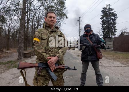 HORENKA, UCRAINA 07 marzo. Fiodor Vanislavslky membro della Verkhovna Rada (Consiglio Supremo dell'Ucraina) che si unì alle forze di difesa territoriale si trova in guardia vicino al villaggio di prima linea di Horenka, a nord della capitale di Kyiv, mentre l'invasione russa dell'Ucraina continua il 07 marzo 2022 a Horenka, Ucraina. La Russia ha iniziato un'invasione militare dell'Ucraina dopo che il parlamento russo ha approvato i trattati con due regioni in distacco nell'Ucraina orientale. È il più grande conflitto militare in Europa dalla seconda guerra mondiale Foto Stock