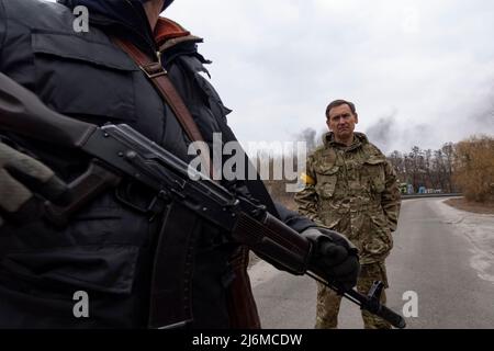 HORENKA, UCRAINA 07 marzo. Fiodor Vanislavslky membro della Verkhovna Rada (Consiglio Supremo dell'Ucraina) che si unì alle forze di difesa territoriale si trova in guardia vicino al villaggio di prima linea di Horenka, a nord della capitale di Kyiv, mentre l'invasione russa dell'Ucraina continua il 07 marzo 2022 a Horenka, Ucraina. La Russia ha iniziato un'invasione militare dell'Ucraina dopo che il parlamento russo ha approvato i trattati con due regioni in distacco nell'Ucraina orientale. È il più grande conflitto militare in Europa dalla seconda guerra mondiale Foto Stock