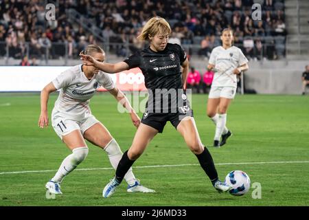 Angel City FC Forward Jun Endo (18) passa contro il difensore del coraggio del North Carolina Merritt Mathias (11) durante una partita NWSL, venerdì 29 aprile 2 Foto Stock