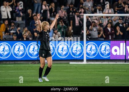 Angel City FC Forward Jun Endo (18) festeggia dopo aver segnato un gol durante una NWSL contro il North Carolina Courage, partita venerdì 29 aprile 2022, alle Foto Stock