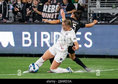 Il difensore del coraggio del North Carolina Merritt Mathias (11) fa un'azione di slide contro il difensore del FC Angel City Ali Riley (5) durante una partita NWSL, venerdì, AP Foto Stock