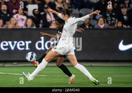 North Carolina Courage Forward Diana Ordoñez (12) e Angel City FC Forward Jasmyne Spencer (3) battaglia per il possesso durante una partita NWSL, Venerdì, Apr Foto Stock