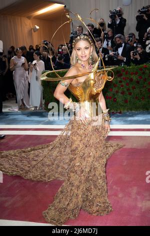 New York, Stati Uniti. 02nd maggio 2022. New York, Stati Uniti. 02nd maggio, 2022.Natasha Poonawalla partecipa al Met Gala 2022 che celebra "in America: An Anthology of Fashion" al Metropolitan Museum of Art il 02 maggio 2022 a New York City, USA. Photo by DNphotography/ABACAPRESS.COM Credit: Abaca Press/Alamy Live News Credit: Abaca Press/Alamy Live News Foto Stock