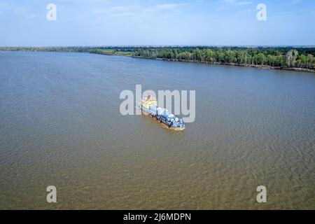 trasporto di merci su acqua fluviale. Una chiatta galleggia sul fiume. Trasporto merci. Foto Stock