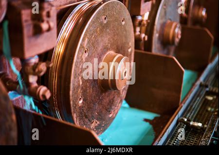 Utensile per raddrizzatrice a filo di rame nell'officina dello stabilimento Foto Stock