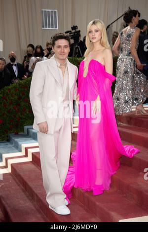 New York, Stati Uniti. 02nd maggio 2022. New York, Stati Uniti. 02nd maggio, 2022.New York, Stati Uniti. 01st maggio 2022. Brooklyn Beckham e Nicola Peltz partecipano al Met Gala 2022 che celebra "in America: An Anthology of Fashion" al Metropolitan Museum of Art il 02 maggio 2022 a New York City, USA. Photo by DNphotography/ABACAPRESS.COM Credit: Abaca Press/Alamy Live News Credit: Abaca Press/Alamy Live News Foto Stock