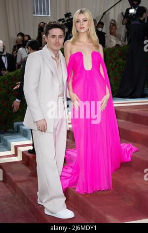 New York, Stati Uniti. 02nd maggio 2022. New York, Stati Uniti. 02nd maggio, 2022.New York, Stati Uniti. 01st maggio 2022. Brooklyn Beckham e Nicola Peltz partecipano al Met Gala 2022 che celebra "in America: An Anthology of Fashion" al Metropolitan Museum of Art il 02 maggio 2022 a New York City, USA. Photo by DNphotography/ABACAPRESS.COM Credit: Abaca Press/Alamy Live News Credit: Abaca Press/Alamy Live News Foto Stock