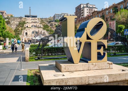 Yerevan, Armenia - 30 aprile 2022 - lettera D'AMORE statua d'arte di fronte al complesso Cascade a Yerevan, Armenia Foto Stock