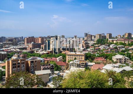 Yerevan, Armenia - 30 aprile 2022 - veduta aerea della città di Yerevan vista dalla cima del complesso di Casecade a Yerevan, Armenia in una luminosa giornata di sole Foto Stock