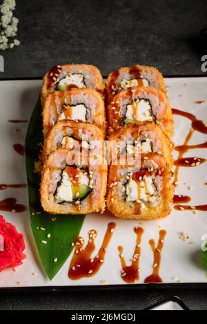 Involtini di sushi philadelphia al forno con cetriolo Foto Stock