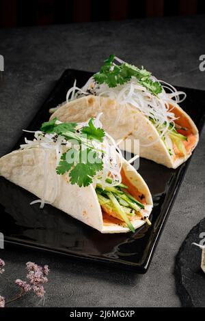 Tacos riempiti con riempimenti diversi Foto Stock