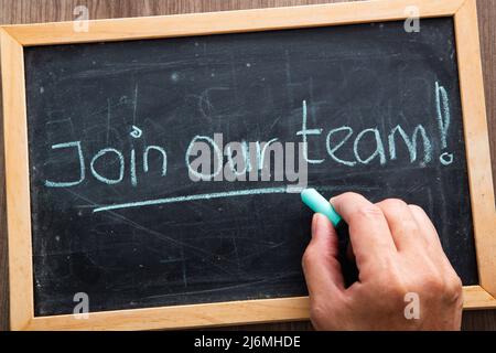 Unisciti alle parole della nostra squadra scritte su lavagna.Unisciti al nostro concetto di squadra Foto Stock