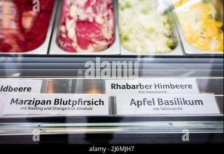 PRODUZIONE - 28 Aprile 2022, Berlino: In un negozio di gelati a Prenzlauer Berg, vengono offerte le varietà di gelato marzapane con pesca al sangue con Riesling e arancia (con alcol) e mela basilico con vaniglia Tahitiana. Quando le cose in città e villaggi prima ottenere più bello, poi più costoso - molte persone lo sanno. Ma come potete dire oggi che un'area sta ottenendo classier? Prima vengono gli studenti e gli artisti, poi le caffetterie e i ristoranti. La costosa gelateria con sapori come il caramello al latte di mela-basilico o banana-pecan-capra. (A dpa: 'Prima anca, poi costoso - come riconoscere chang Foto Stock