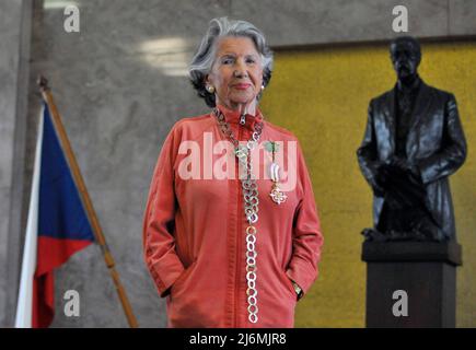 Meda Mladkova, storico dell'arte, collezionista e patrono della Repubblica Ceca, morì all'età di 102 anni di problemi di salute legati alla sua alta età nelle prime ore del mattino, la Fondazione Jan and Meda Mladek e il Museo Kampa, che fondò, annunciati in un comunicato stampa in Repubblica Ceca, il 3 maggio 2022. +++FILE PHOTO++ Meda Mladkova pone davanti alla statua di T.G..Masaryk a Praga, Repubblica Ceca, 26 ottobre 2012. (Foto CTK/Vondrous romano) Foto Stock