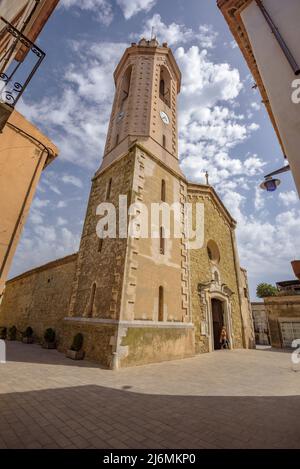 Campanile e la facciata della chiesa di Sant Julià in Verges (Baix Empordà, Girona, Catalogna, Spagna) ESP: Campanario y fachada de la iglesia de Verges Foto Stock