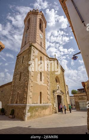 Campanile e la facciata della chiesa di Sant Julià in Verges (Baix Empordà, Girona, Catalogna, Spagna) ESP: Campanario y fachada de la iglesia de Verges Foto Stock