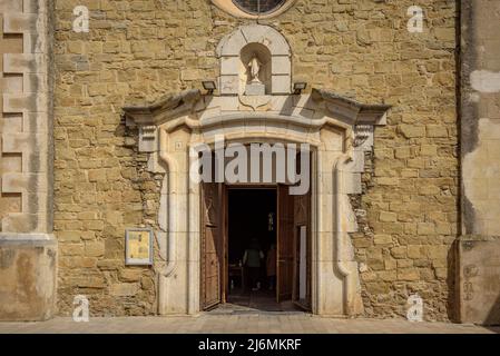 Campanile e la facciata della chiesa di Sant Julià in Verges (Baix Empordà, Girona, Catalogna, Spagna) ESP: Campanario y fachada de la iglesia de Verges Foto Stock