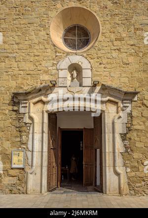 Campanile e la facciata della chiesa di Sant Julià in Verges (Baix Empordà, Girona, Catalogna, Spagna) ESP: Campanario y fachada de la iglesia de Verges Foto Stock