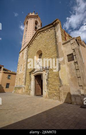 Campanile e la facciata della chiesa di Sant Julià in Verges (Baix Empordà, Girona, Catalogna, Spagna) ESP: Campanario y fachada de la iglesia de Verges Foto Stock