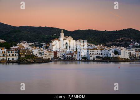 Villaggio di pescatori Cadaqués, all'alba (Cap de Creus, Costa Brava, Catalogna, Spagna) ESP: Pueblo marinero de Cadaqués, al amanecer (Cataluña, España) Foto Stock