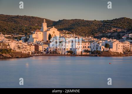 Villaggio di pescatori Cadaqués, all'alba (Cap de Creus, Costa Brava, Catalogna, Spagna) ESP: Pueblo marinero de Cadaqués, al amanecer (Cataluña, España) Foto Stock