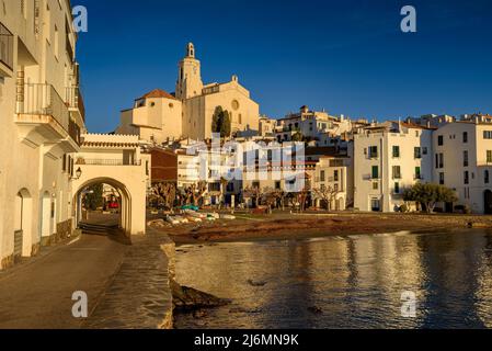 Villaggio di pescatori di Cadaqués, all'alba (Cap de Creus, Costa Brava, Girona, Catalogna, Spagna) ESP: Pueblo marinero de Cadaqués, al amanecer (Cataluña) Foto Stock