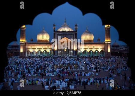 (220503) -- NUOVA DELHI, 3 maggio 2022 (Xinhua) -- i musulmani si riuniscono per offrire le preghiere di Eid al-Fitr al Masjid di Jama a Nuova Delhi, India, 3 maggio 2022. EID al-Fitr segna la fine del mese di digiuno del Ramadan. (Xinhua/Javed Dar) Foto Stock