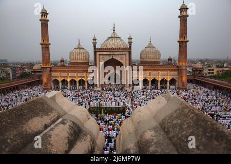 (220503) -- NUOVA DELHI, 3 maggio 2022 (Xinhua) -- i musulmani si riuniscono per offrire le preghiere di Eid al-Fitr al Masjid di Jama a Nuova Delhi, India, 3 maggio 2022. EID al-Fitr segna la fine del mese di digiuno del Ramadan. (Xinhua/Javed Dar) Foto Stock